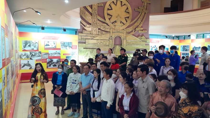 Triển lãm sách, ảnh “65 năm Quảng Bình làm theo lời Bác Hồ dạy”