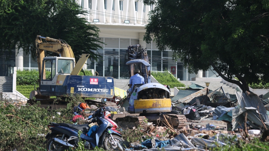 Tháo dỡ “chợ đêm” tự phát ở làng Đại học Quốc gia TP.HCM