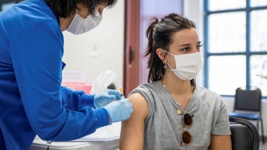 Mỹ bỏ khuyến nghị tiêm vaccine Covid-19 cho trẻ em và phụ nữ mang thai khỏe mạnh