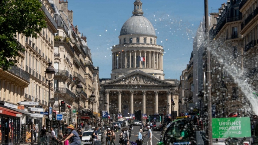 Pháp trải qua đợt nắng nóng sớm bất thường