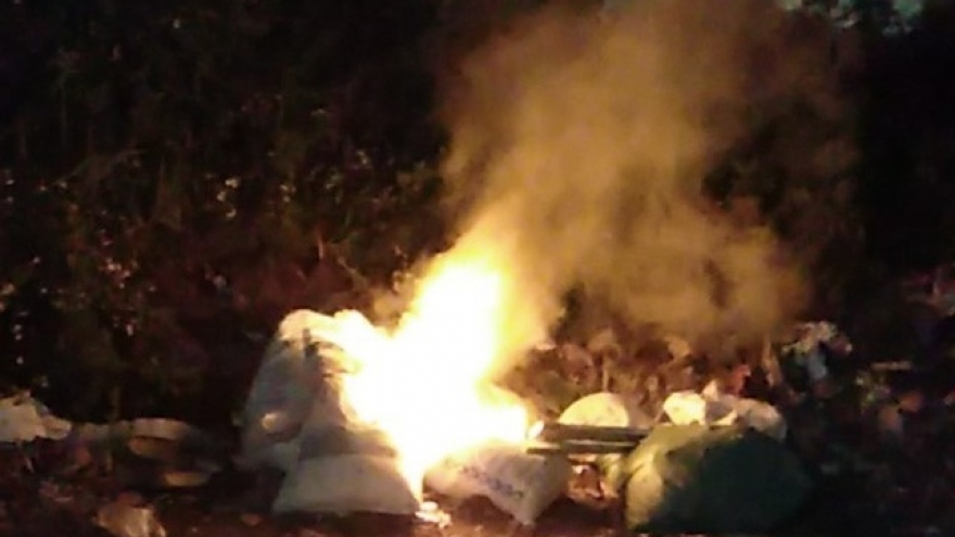 Cư dân khốn khổ vì bãi rác ở trước chung cư