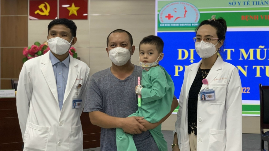 Bé trai 3 tuổi kẹt pin điện tử trong mũi gây hoại tử mũi