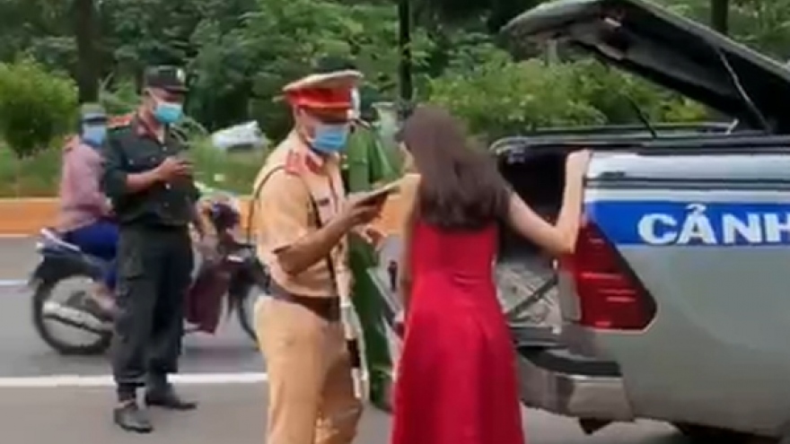 Người dân truy đuổi nữ tài xế say xỉn lái xe gây tai nạn rồi bỏ chạy