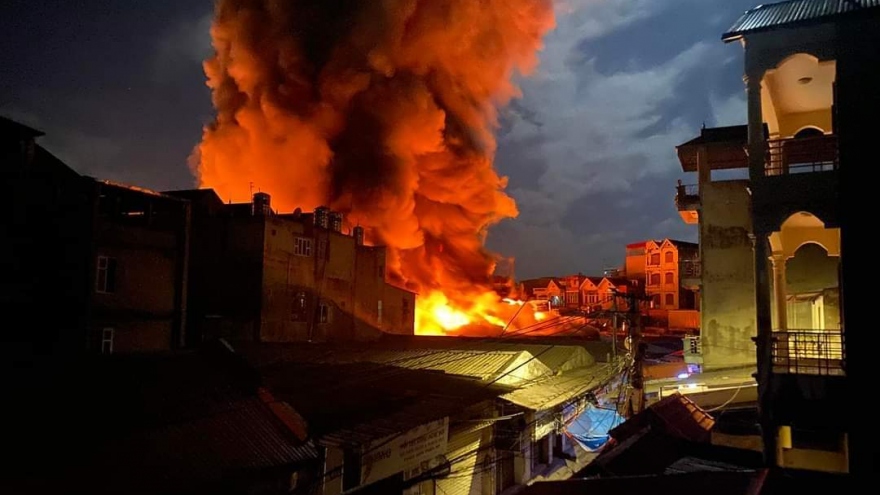 Cháy lớn trong đêm, lửa thiêu rụi hơn trăm gian hàng ở Bắc Ninh