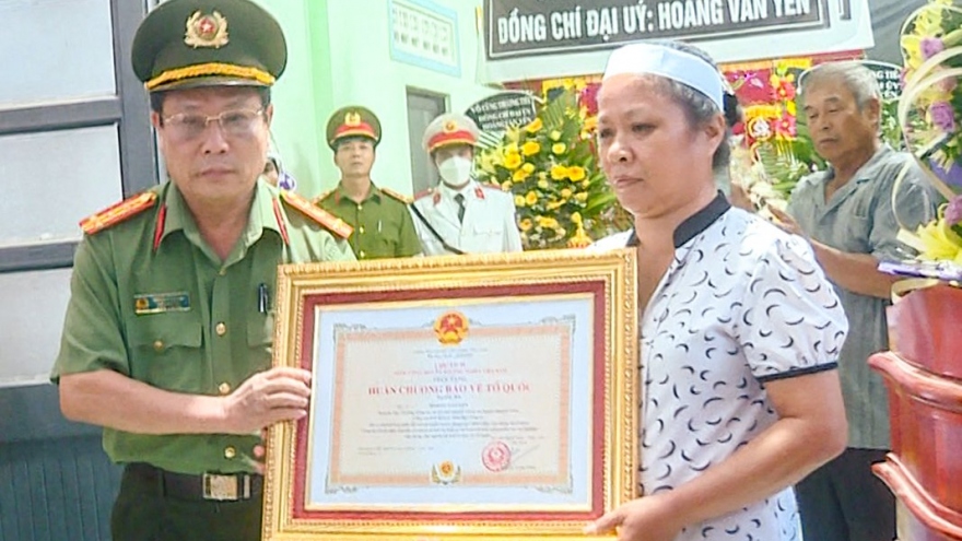 Trao tặng Huân chương cho phó công an xã hy sinh khi làm nhiệm vụ