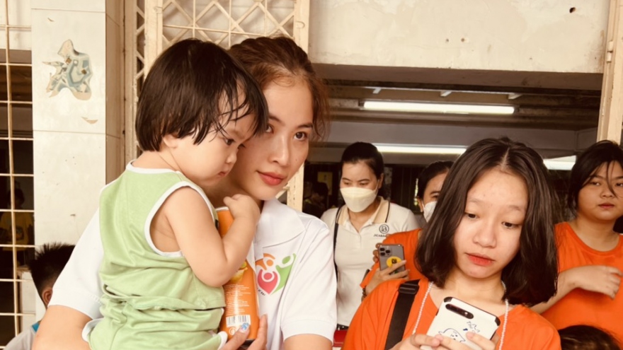 Lệ Nam để mặt mộc vẫn xinh đẹp khi đi làm thiện nguyện