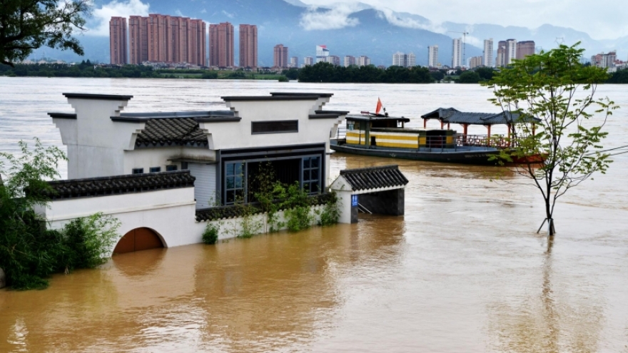 Trung Quốc đối mặt với áp lực lũ kép ở cả miền Bắc và miền Nam