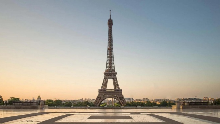 Tháp Eiffel bị rỉ sét nghiêm trọng