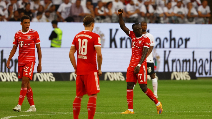 Bayern Munich "đánh tennis" trên sân Frankfurt trong ngày khai mạc Bundesliga