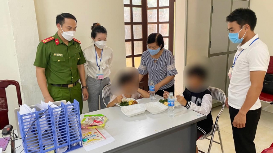 Thông tin vụ bé gái không mặc đồ bị trói treo lên xà nhà