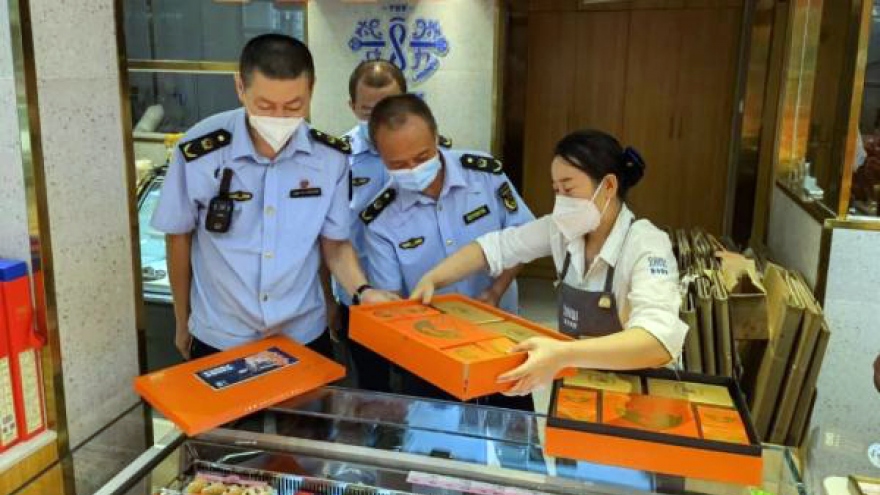 Trung Quốc siết chặt kiểm soát bánh Trung thu có “giá trên trời”