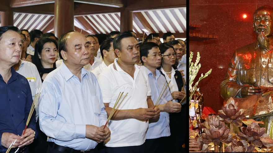 Chủ tịch nước Nguyễn Xuân Phúc dâng hương tưởng niệm Chủ tịch Hồ Chí Minh