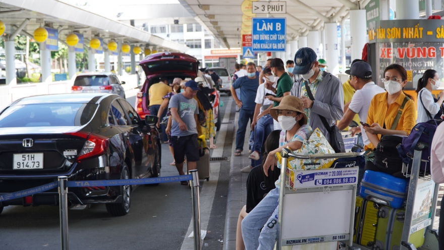Nạn “bát nháo”, “chặt chém” tại Tân Sơn Nhất : Xử phạt hàng trăm trường hợp