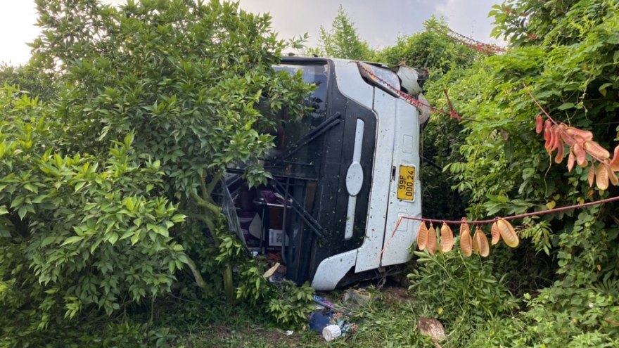 Lật xe chở 21 công nhân ở Bắc Giang, 1 phụ nữ bị đứt lìa cánh tay