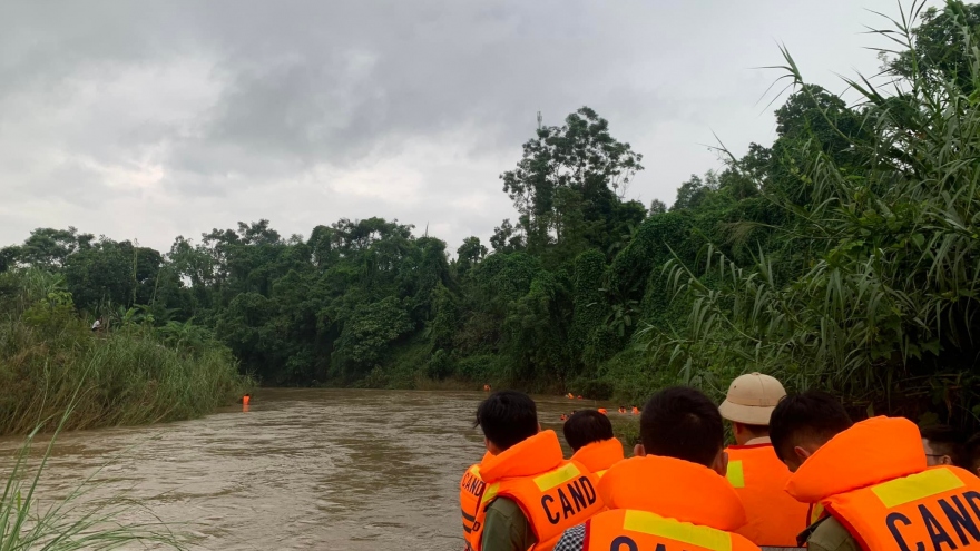Tìm thấy thi thể cháu bé 4 tuổi bị lũ cuốn trôi từ suối ra sông Hồng