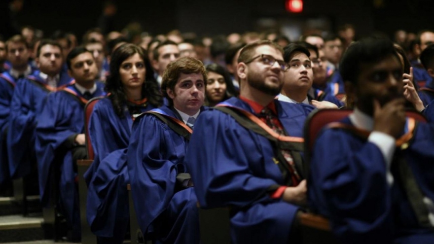 Tổng thống Mỹ xóa nợ, giãn nợ sinh viên trước bầu cử giữa kỳ