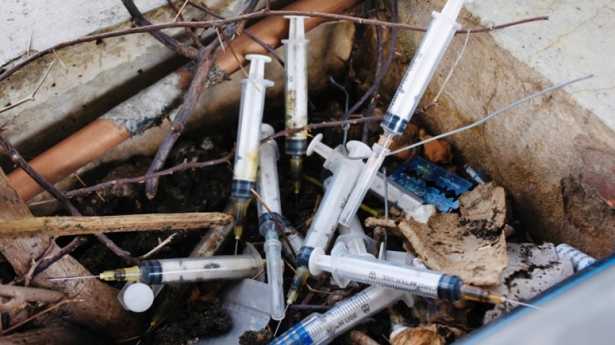 Hãi hùng bơm kim tiêm vứt nhan nhản trên cầu bộ hành tại TP.HCM