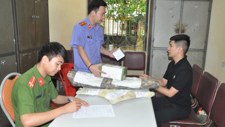 Khởi tố đối tượng tàng trữ 2 khẩu súng trường và gần 900 viên đạn