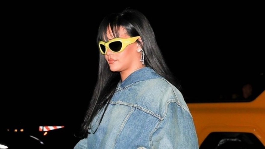 Ca sĩ Rihanna diện đồ denim khỏe khoắn đi chơi đêm cùng bạn bè