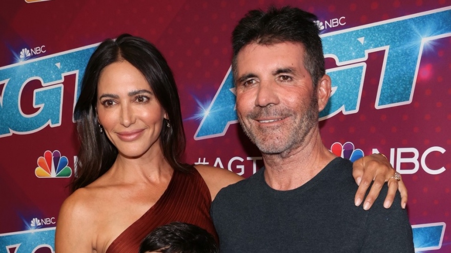 "Ông trùm" Simon Cowell tình tứ bên bạn gái xinh đẹp trên thảm đỏ