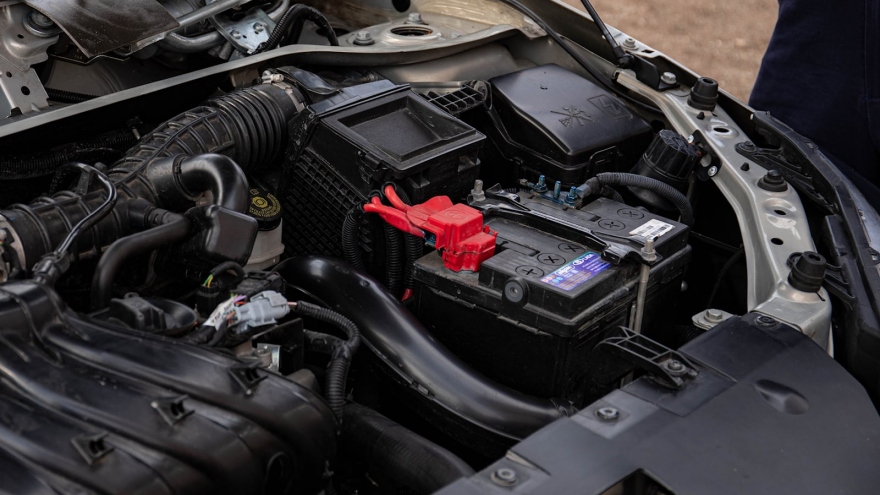 Hướng dẫn cách ngắt kết nối bình ắc quy an toàn trên ô tô