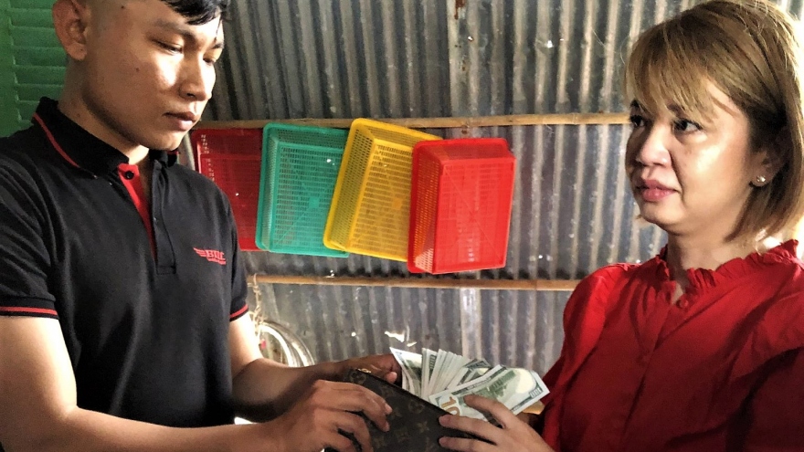 Nam thanh niên trả lại chiếc ví đánh rơi có 4.000 USD cho nữ Việt kiều