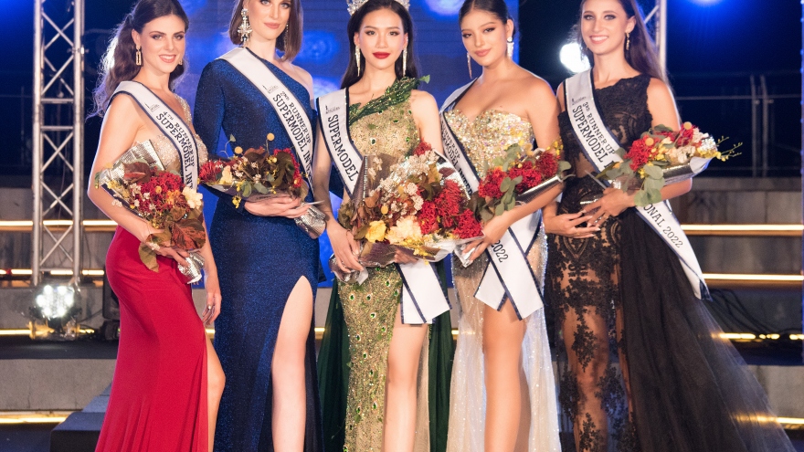 Bùi Quỳnh Hoa đăng quang Super Model International 2022