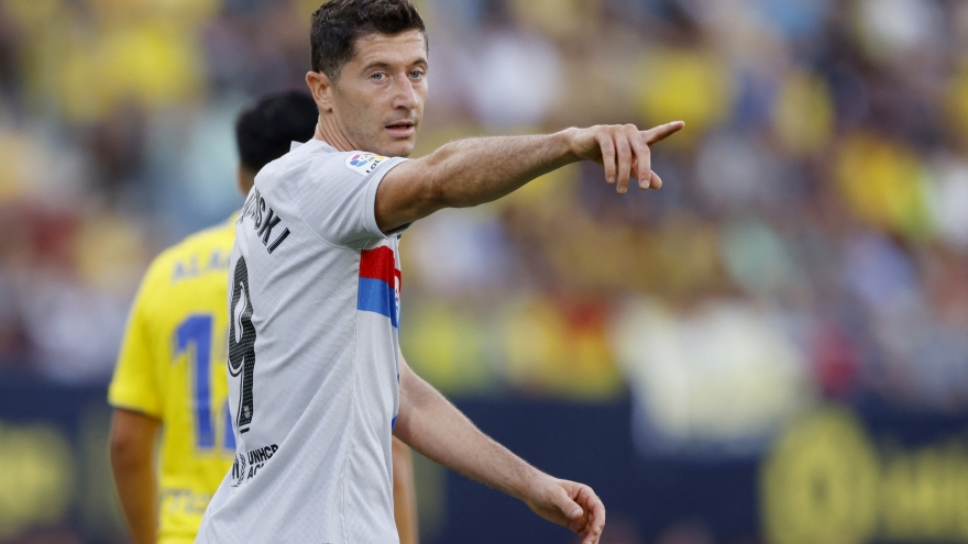 Lewandowski rực sáng, Barca chiếm ngôi đầu La Liga của Real Madrid