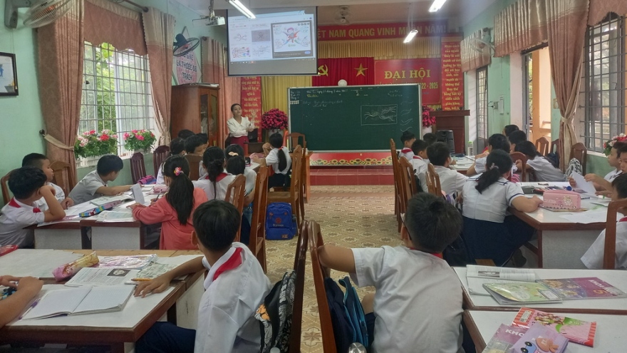 Trường học công quá tải, giáo viên và học sinh lên lớp tại phòng chức năng