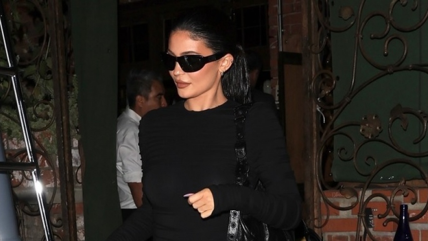 Kylie Jenner sang chảnh đi ăn tối cùng bạn bè