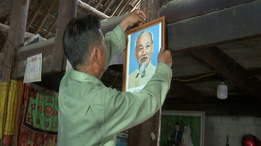 Người dân vùng cao Lào Cai giữ thói quen treo cờ và ảnh Bác Hồ dịp 2/9