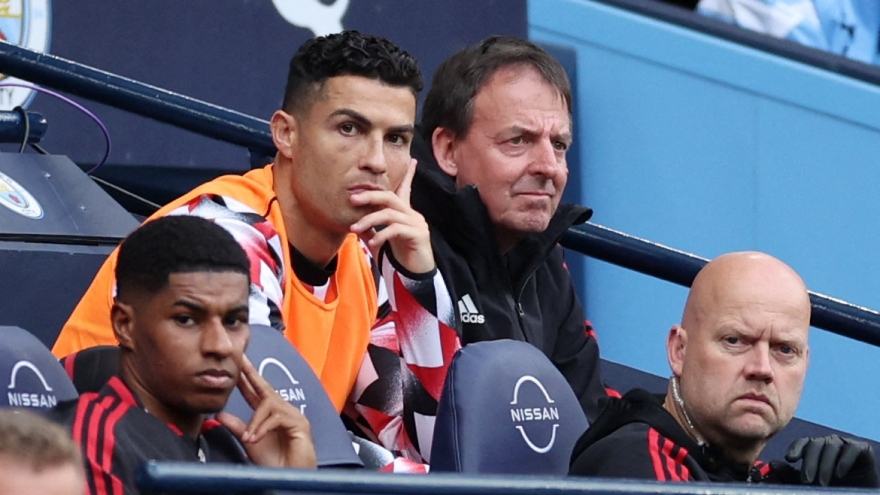 Huyền thoại MU phát biểu gây sốc khi Ronaldo không được đá trận derby Manchester