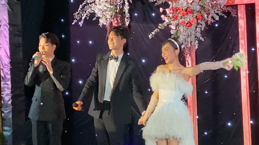 Anh Tú hát "Hơn cả yêu" tại đám cưới với Diệu Nhi