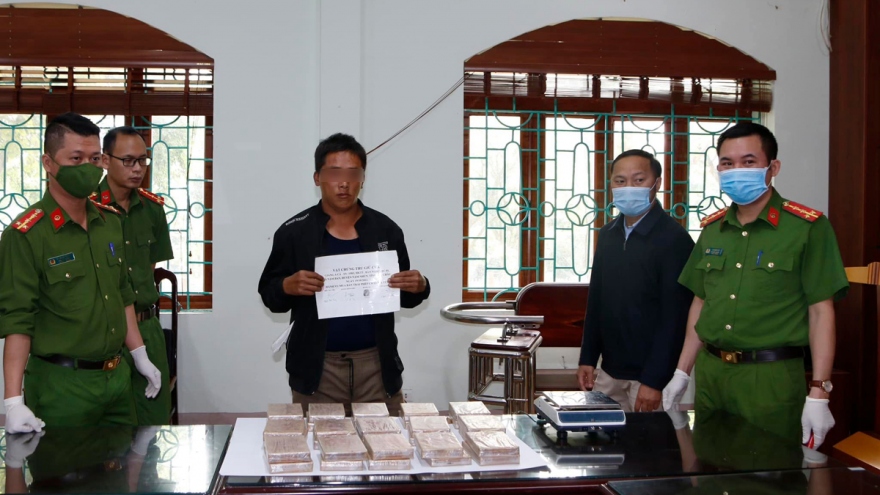 Bắt quả tang đối tượng vận chuyển 30 bánh heroin