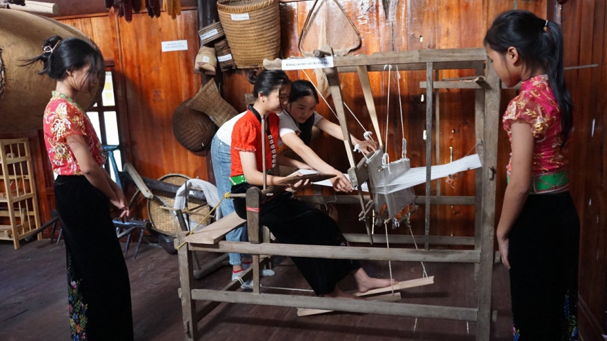 Bảo tồn, phát huy bản sắc văn hóa dân tộc từ trên ghế nhà trường