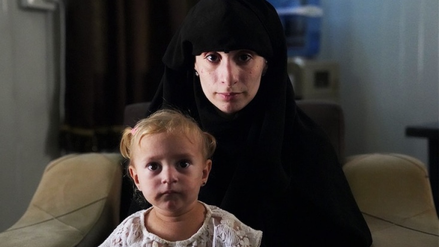 Australia giải cứu phụ nữ và trẻ em bị mắc kẹt trong các trại giam ở Syria