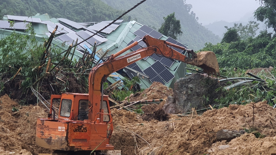 Miền Trung khẩn trương khắc phục hậu quả mưa lũ, tìm người mất tích