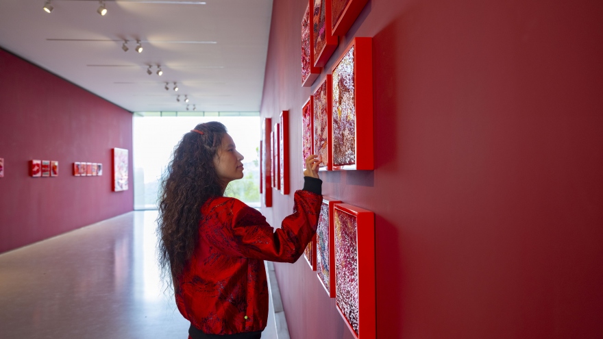 Tia-Thuỷ Nguyễn và cuộc lãng du "Bồng bềnh chốn Hư không"