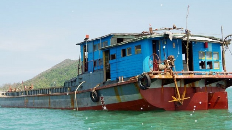 Thưởng hơn 100 triệu cho các ngư dân lai dắt tàu vỏ sắt không người vào bờ