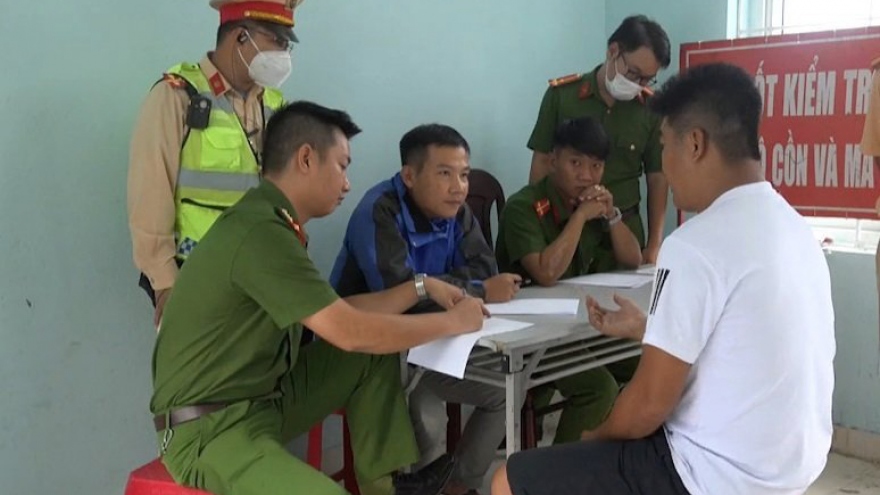 Xem xét xử lý hình sự lái xe container chặn cao tốc để phản ứng với CSGT