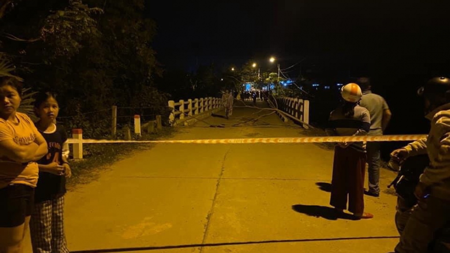 Cầu Quyết Thắng tại huyện miền núi Đông Giang, tỉnh Quảng Nam bất ngờ bị sụt lún