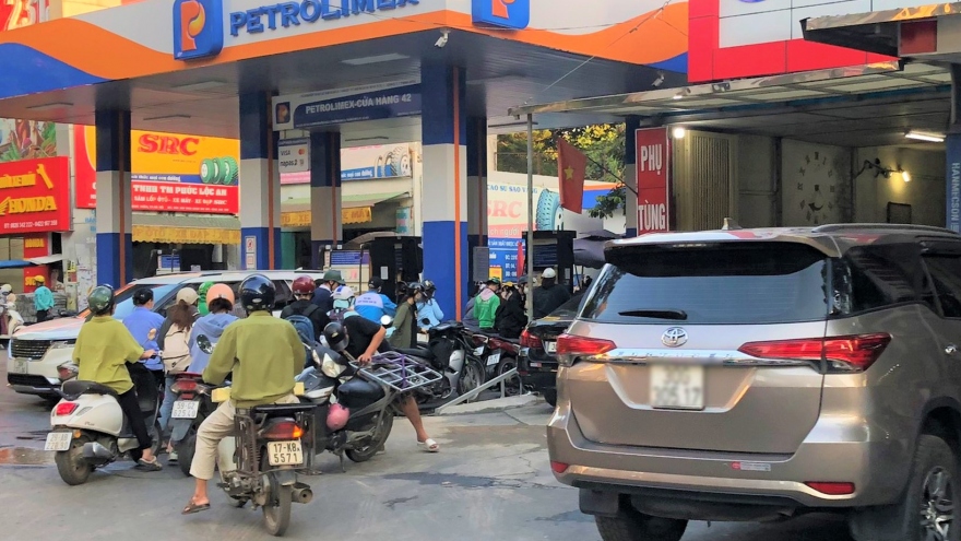 Người dân Hà Nội mệt mỏi vì xếp hàng mua xăng