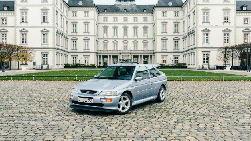 Cận cảnh chiếc Ford Escort RS Cosworth cuối cùng đang được bán đấu giá ở Anh