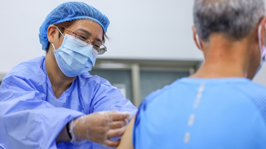 Trung Quốc gấp rút tiêm vaccine Covid-19 cho người cao tuổi