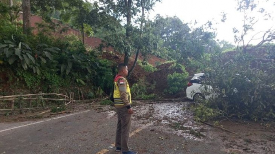 Động đất ở Indonesia: Cứu hộ xuyên đêm tìm người sống sót