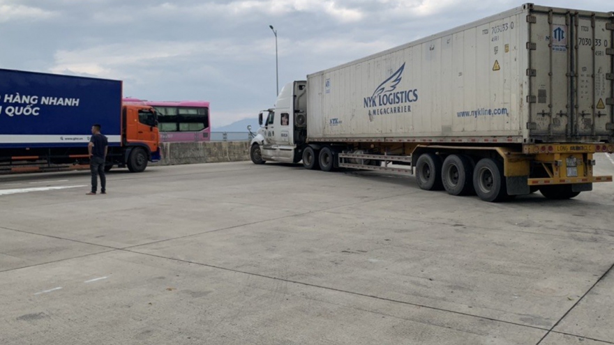 Bị xử phạt, tài xế xe container chặn ngang đường gây ùn tắc cao tốc