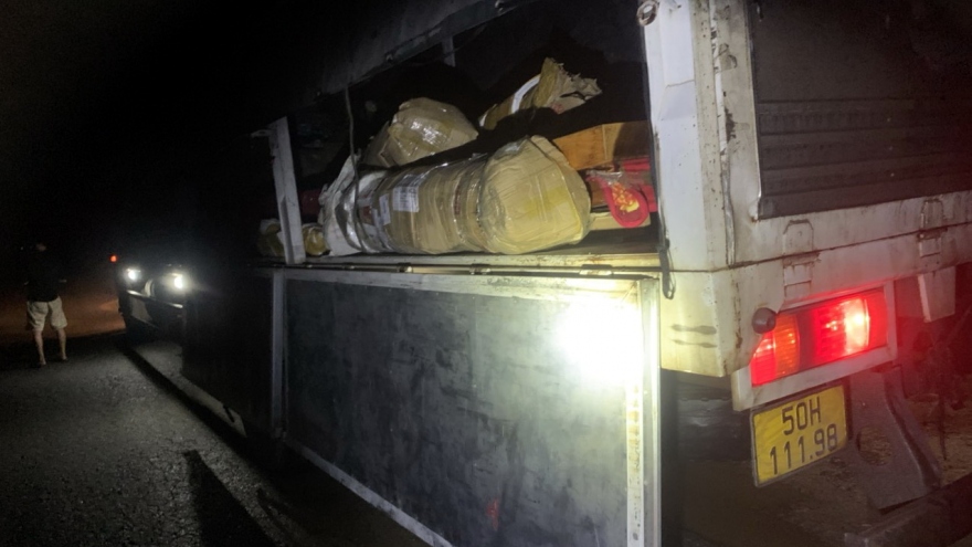 Xe tải vận chuyển số lượng lớn gỗ trắc không rõ nguồn gốc