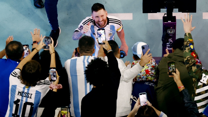 Messi cười mãn nguyện sau khi đưa Argentina vào chung kết World Cup 2022