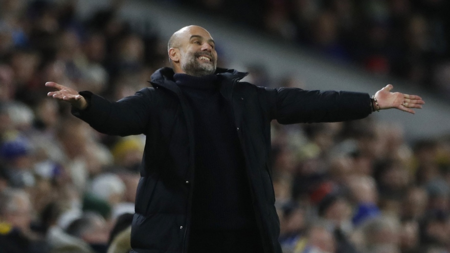 Man City thắng đậm, Pep Guardiola vẫn tức giận đá chai nước vào HLV Leeds