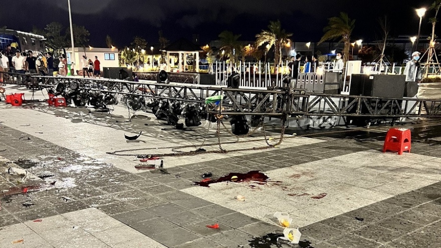 Sập sân khấu nhạc nước ở Bình Dương, nhiều người bị thương